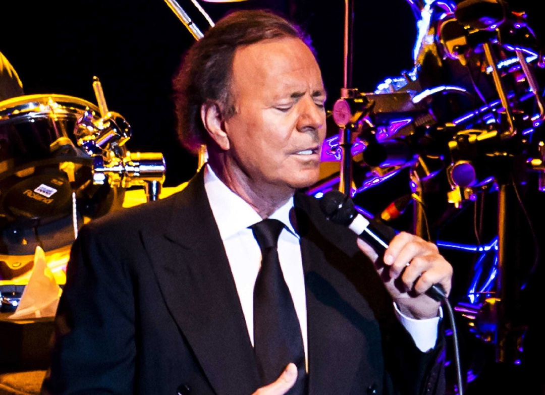 Julio Iglesias recurre la admisión de la demanda de paternidad de un valenciano Julio Iglesias recurre la admisión de la demanda de paternidad de un valenciano
