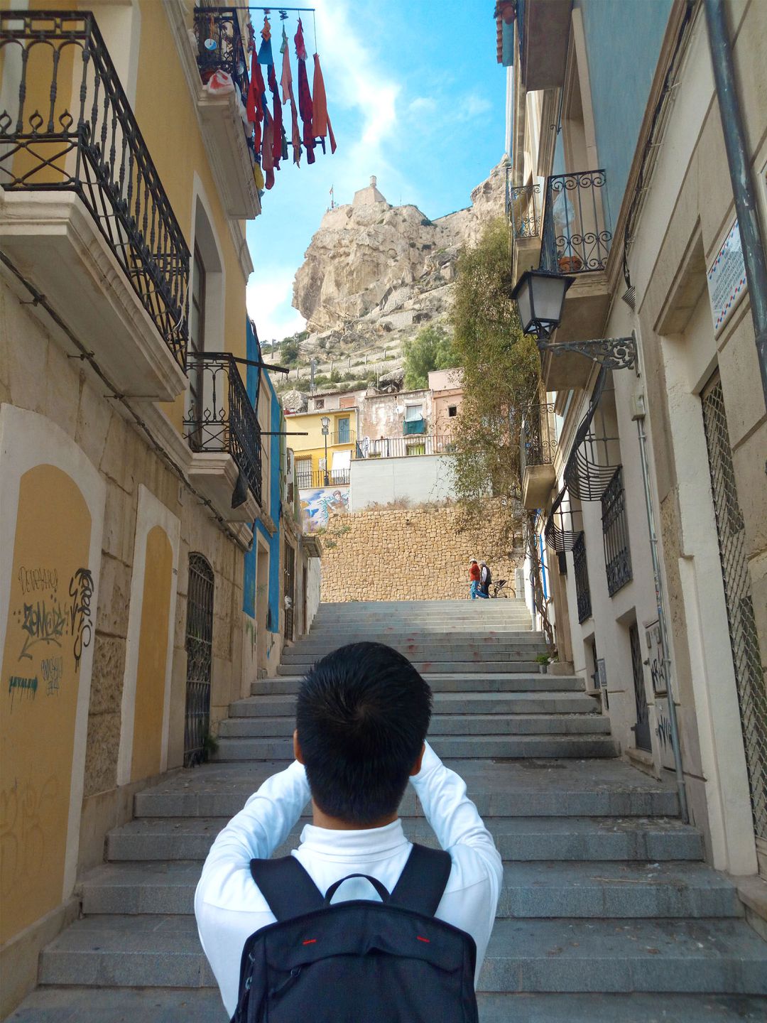 Un turista fotografía el Castillo de Santa Bárbara. Un turista fotografía el Castillo de Santa Bárbara.