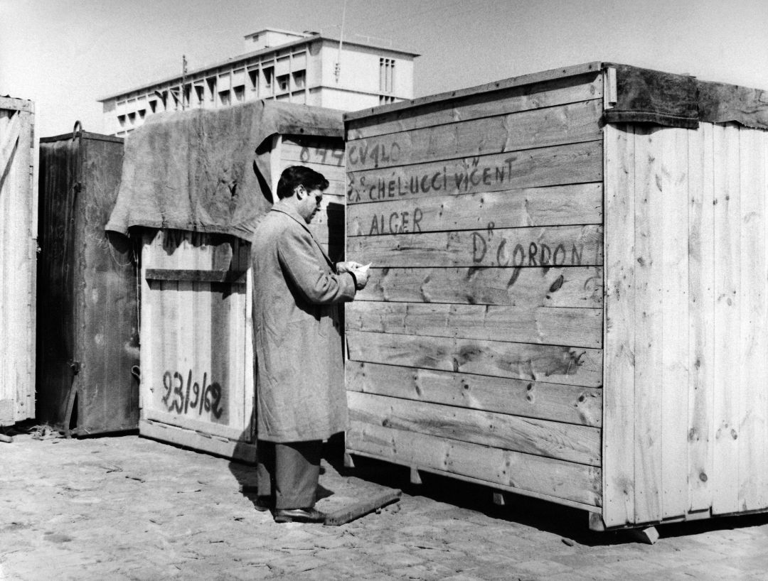 Cajones en el puerto de Marsella con los efectos de europeos repatriados por Francia tras la procamación de independencia de Argelia el 5 de julio de 1962. Cajones en el puerto de Marsella con los efectos de europeos repatriados por Francia tras la procamación de independencia de Argelia el 5 de julio de 1962.
