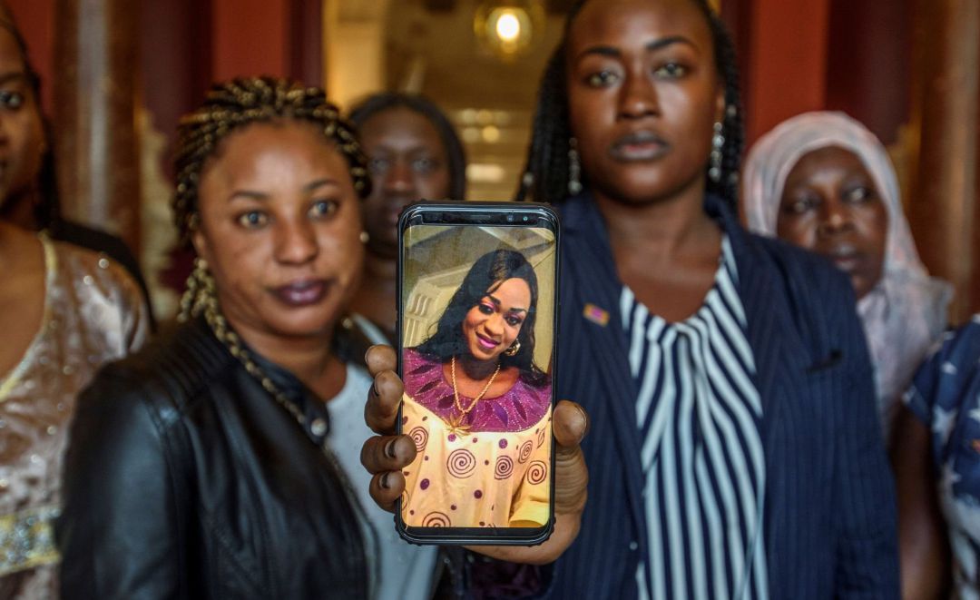 Instituciones y ciudadanos muestran su repulsa por el asesinato ayer de una mujer, Maguette Mbeugou, en su domicilio en Bilbao, hoy a las puertas del Ayuntamiento de la capital vizcaína. En la imagen un grupo de mujeres muestran en un móvil una fotografía de Maguette Mbeugou. Instituciones y ciudadanos muestran su repulsa por el asesinato ayer de una mujer, Maguette Mbeugou, en su domicilio en Bilbao, hoy a las puertas del Ayuntamiento de la capital vizcaína. En la imagen un grupo de mujeres muestran en un móvil una fotografía de Maguette Mbeugou.