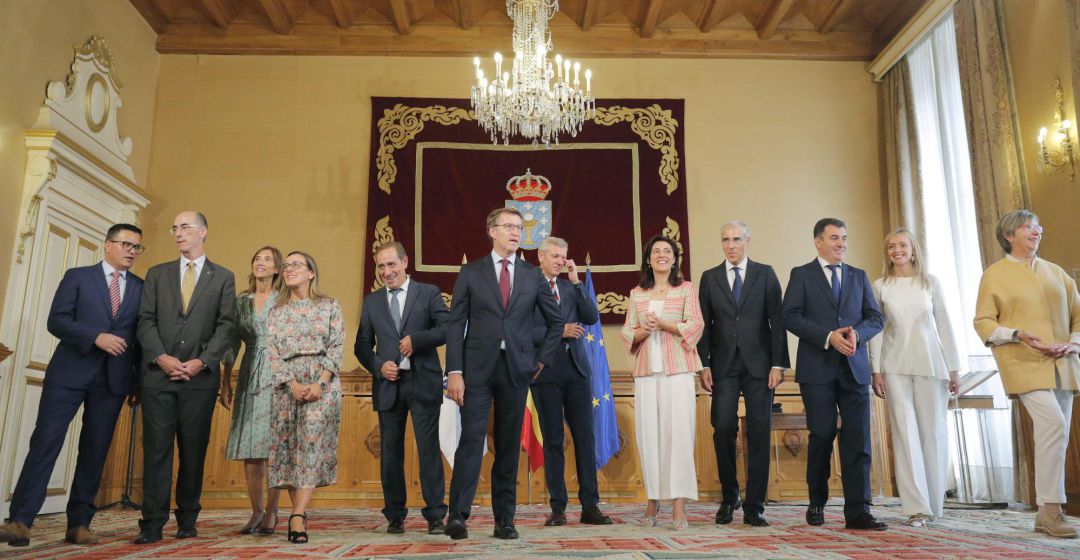El presidente de la Xunta, Alberto Núñez Feijóo, posa con el nuevo gobierno tras el acto de toma de posesión de los conselleiros, en Santiago de Compostela. El presidente de la Xunta, Alberto Núñez Feijóo, posa con el nuevo gobierno tras el acto de toma de posesión de los conselleiros, en Santiago de Compostela.