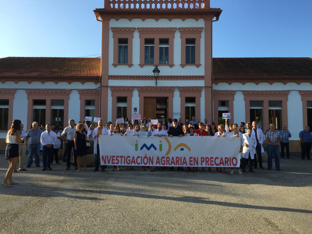 Los trabajadores del IMIDA protestan por su precariedad Los trabajadores del IMIDA protestan por su precariedad
