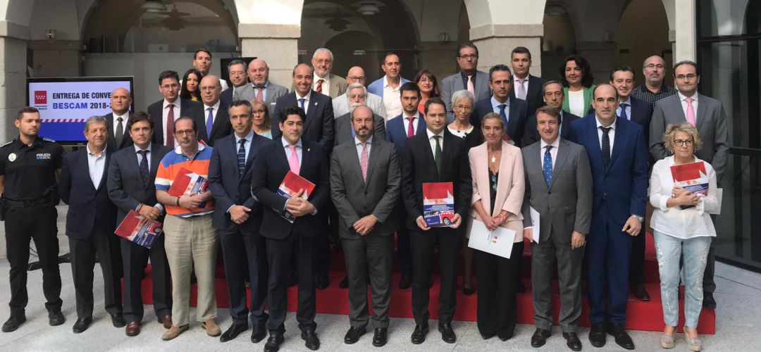 El vicepresidente del Gobierno regional, Pedro Rollán, junto a los alcaldes de los municipios que han ratificado su acuerdo con las BESCAM El vicepresidente del Gobierno regional, Pedro Rollán, junto a los alcaldes de los municipios que han ratificado su acuerdo con las BESCAM