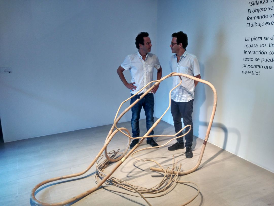Los hermanos Miguel Pablo y Manuel Pedro Rosado Garcés junto a la obra ganadora de Obra Abierta 2018 Los hermanos Miguel Pablo y Manuel Pedro Rosado Garcés junto a la obra ganadora de Obra Abierta 2018