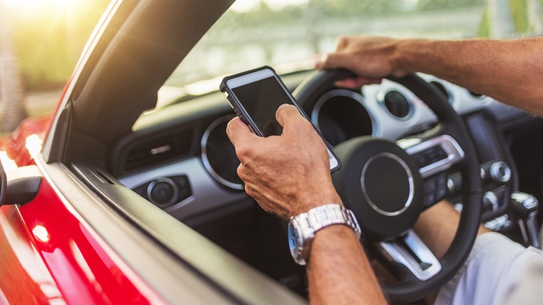 La DGT quiere retirar más puntos por usar el móvil al volante y por no llevar el cinturón o el casco
