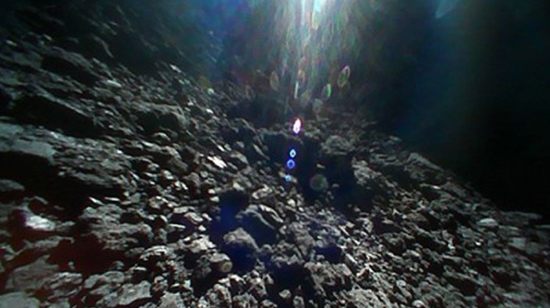 La sonda muestra las primeras imágenes del asteroide. La sonda muestra las primeras imágenes del asteroide.
