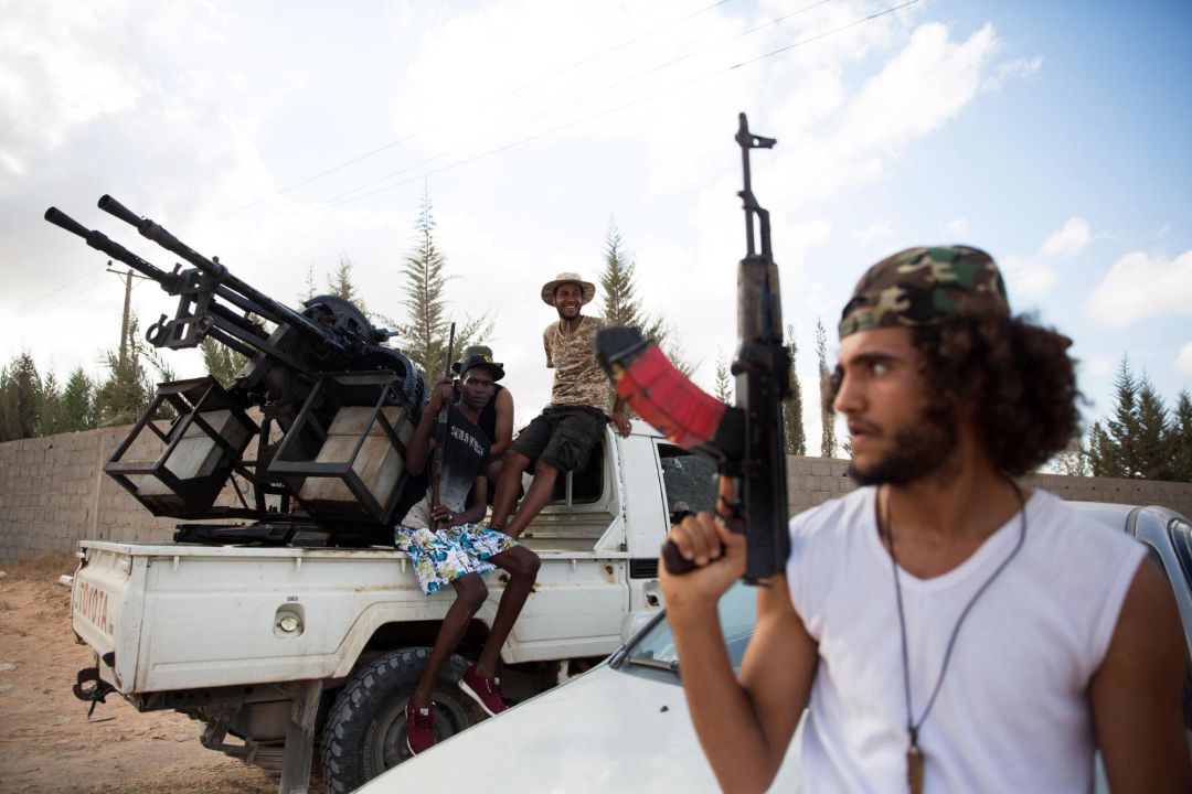 Moh15. TRÍPOLI (LIBIA), 25/09/2018. Fuerzas libias leales al Gobierno de Acuerdo Nacional (GNA), el gobierno internacionalmente reconocido de Libia, patrullan hoy, martes 25 de septiembre de 2018, desde un puesto al sur de Trípoli (Libia). Según informes, la Dirección de Seguridad de Trípoli anunció el fin de los enfrentamientos en las afueras de Trípoli el 25 de septiembre de 2018 después de la retirada de los combatientes de Misrata (al este de Trípoli) y la fuerza de los combatientes de Trahona (sudeste de Trípoli). EFE/STR Moh15. TRÍPOLI (LIBIA), 25/09/2018. Fuerzas libias leales al Gobierno de Acuerdo Nacional (GNA), el gobierno internacionalmente reconocido de Libia, patrullan hoy, martes 25 de septiembre de 2018, desde un puesto al sur de Trípoli (Libia). Según informes, la Dirección de Seguridad de Trípoli anunció el fin de los enfrentamientos en las afueras de Trípoli el 25 de septiembre de 2018 después de la retirada de los combatientes de Misrata (al este de Trípoli) y la fuerza de los combatientes de Trahona (sudeste de Trípoli). EFE/STR
