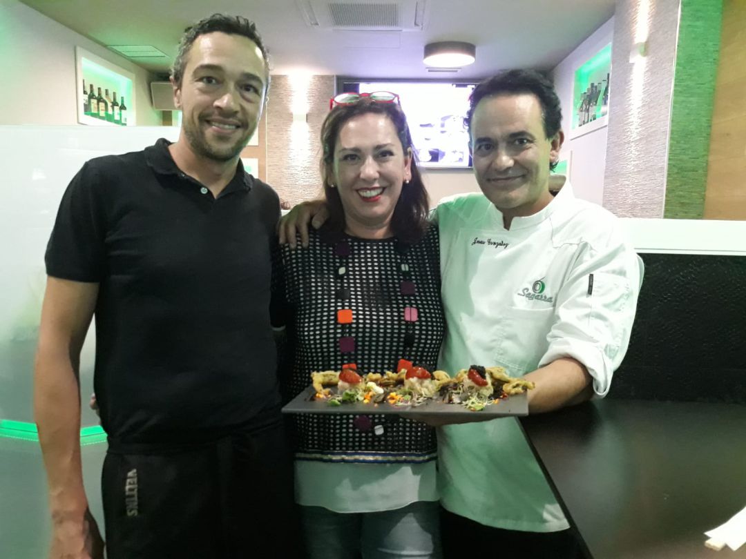 Mireia Alonso posa con los responsables del pintxo del 'Sagarra', presentado al Concurso de Pintxos de Bizkaia Mireia Alonso posa con los responsables del pintxo del 'Sagarra', presentado al Concurso de Pintxos de Bizkaia