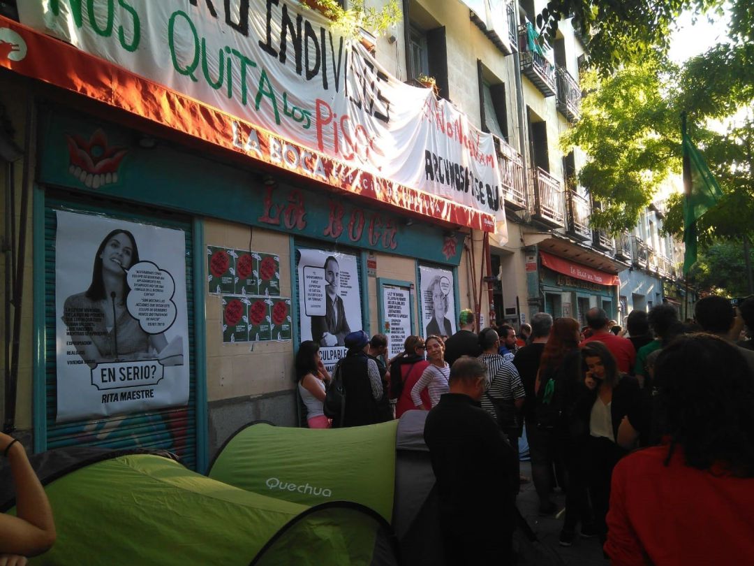 La Policía retira el dispositivo montado en la vivienda de Lavapiés con un desahucio programado por tercera vez.
La Policía retira el dispositivo montado en la vivienda de Lavapiés con un desahucio programado por tercera vez.