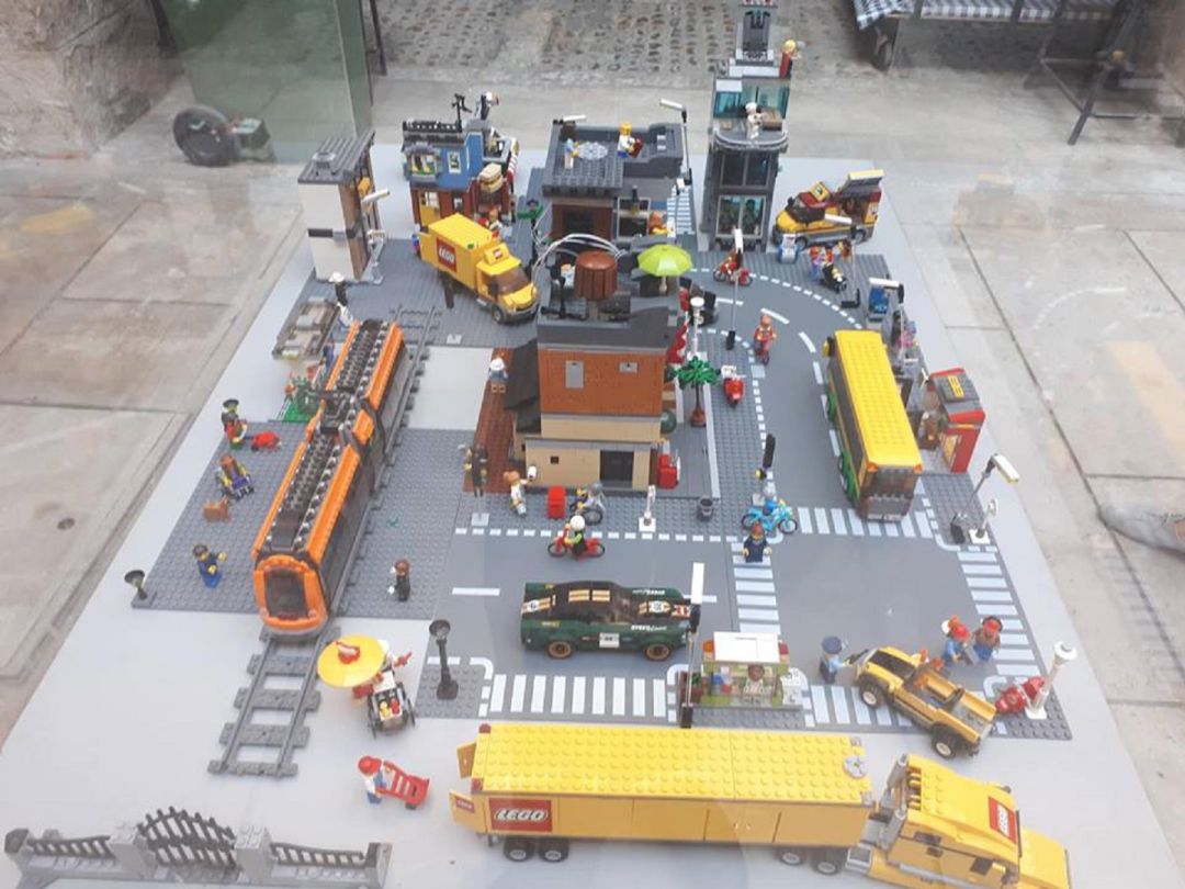 La exposición Multiverso LEGO ya se puede visitar en el Patio del Ayuntamiento La exposición Multiverso LEGO ya se puede visitar en el Patio del Ayuntamiento