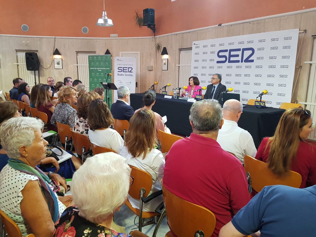 La consejera de políticas sociales y el director de Radio Sevilla han inaugurado los encuentros Ser sobre el envejecimiento activo. La consejera de políticas sociales y el director de Radio Sevilla han inaugurado los encuentros Ser sobre el envejecimiento activo.