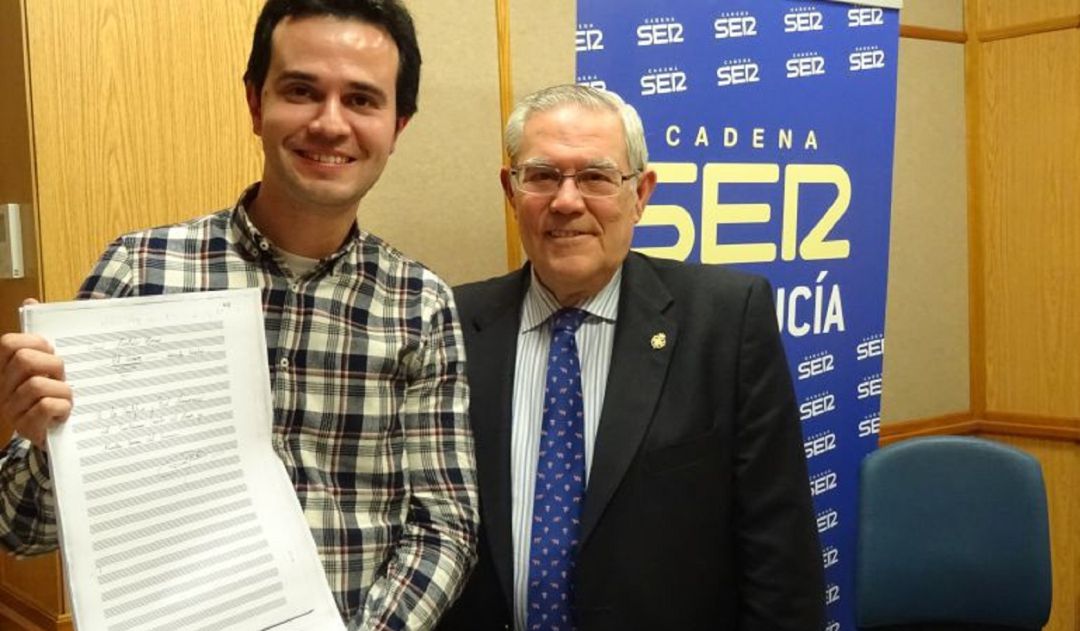 El joven compositor David Hurtado en una de sus visitas a Radio Sevilla, junto a Pepín Álvarez, exhermano mayor del Amor El joven compositor David Hurtado en una de sus visitas a Radio Sevilla, junto a Pepín Álvarez, exhermano mayor del Amor