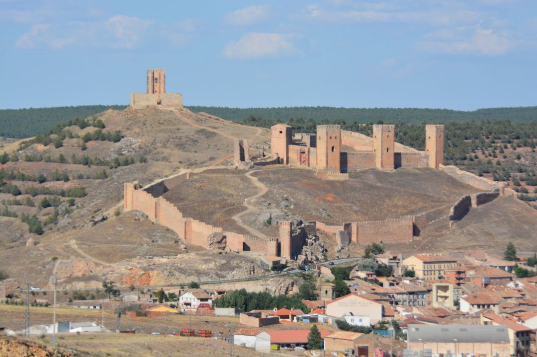 Vista del Castillo de Molina y la Torre de Aragón. Vista del Castillo de Molina y la Torre de Aragón.