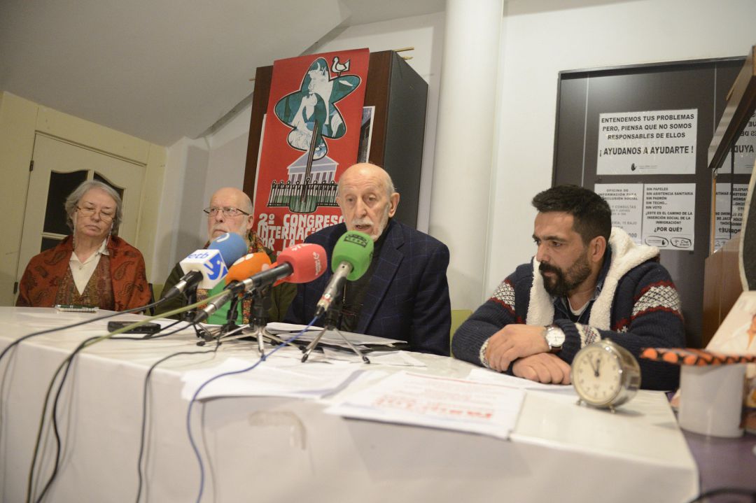 Los Manzanares-Cortes acompañados de representantes de SOS Racismo y el Movimiento gitano Los Manzanares-Cortes acompañados de representantes de SOS Racismo y el Movimiento gitano