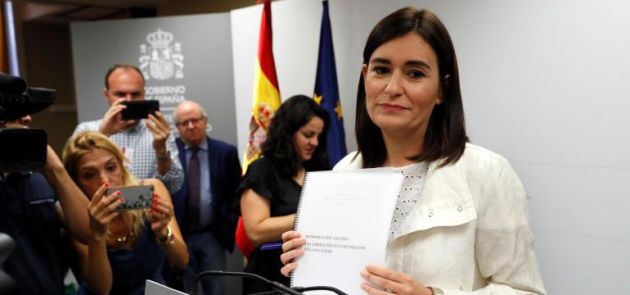 Carmen Montón con documentación sobre su máster Carmen Montón con documentación sobre su máster