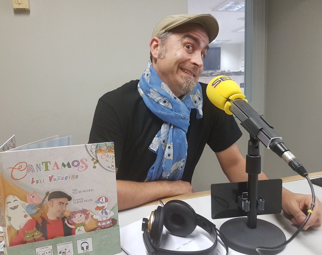 Luis Vallecillo, músico y titiritero. Luis Vallecillo, músico y titiritero.