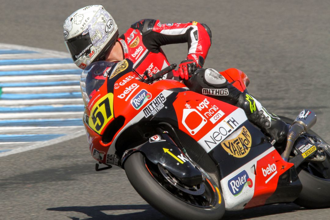 Edgar Pons, piloto de Moto2 durante la carrera del sábado en el circuito Edgar Pons, piloto de Moto2 durante la carrera del sábado en el circuito