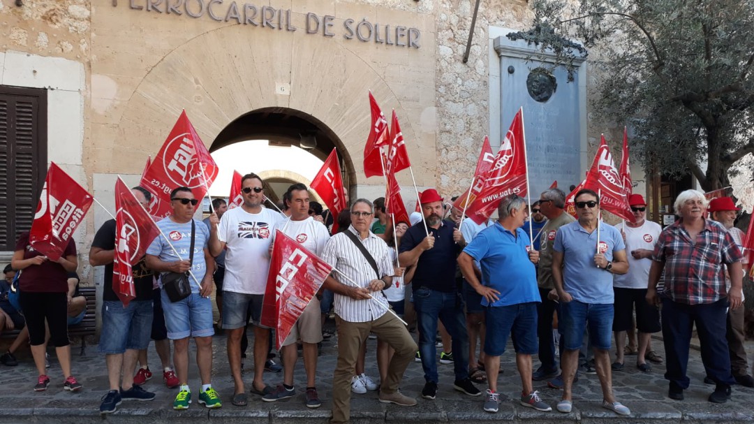 Los trabajadores del Ferrocarril de Sòller se manifiestan para reclamar la promoción interna por antigüedad