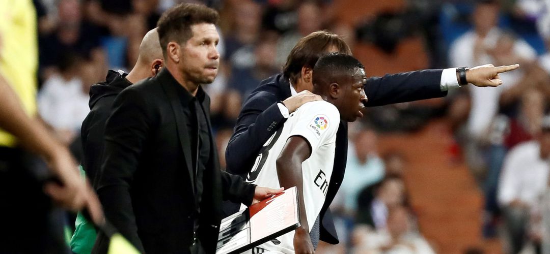 Lopetegui da instrucciones a Vinicius durante el partido ante el Atlético de Madrid Lopetegui da instrucciones a Vinicius durante el partido ante el Atlético de Madrid