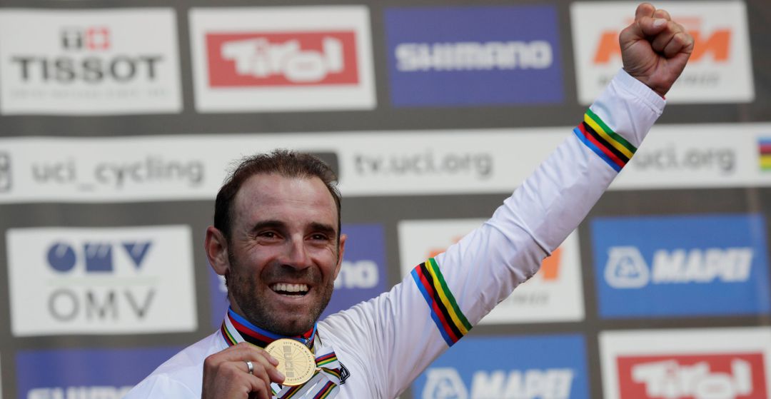 Alejandro Valverde posa con su medalla de oro Alejandro Valverde posa con su medalla de oro