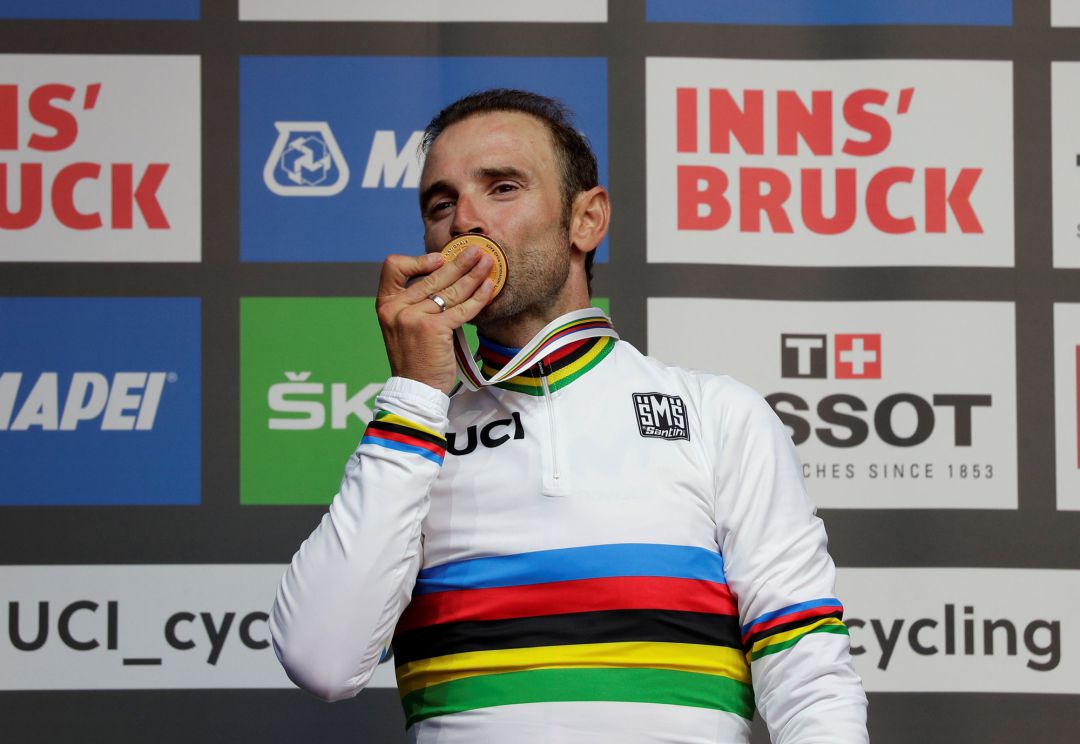 Valverde besa su medalla en el pódium Valverde besa su medalla en el pódium