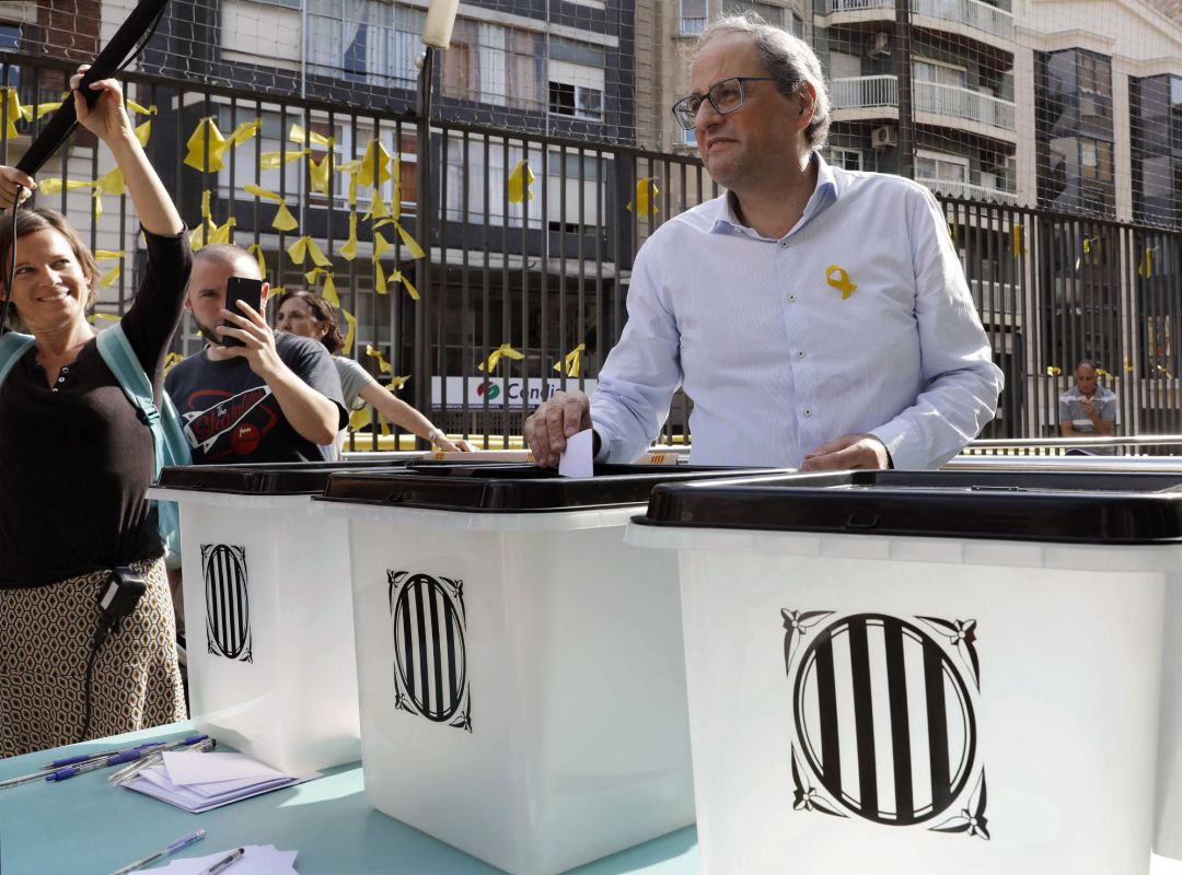 El presidente de la Generalitat, Quim Torra, deposita un deseo escrito en una papeleta en una de las urnas utilizadas el 1-O El presidente de la Generalitat, Quim Torra, deposita un deseo escrito en una papeleta en una de las urnas utilizadas el 1-O