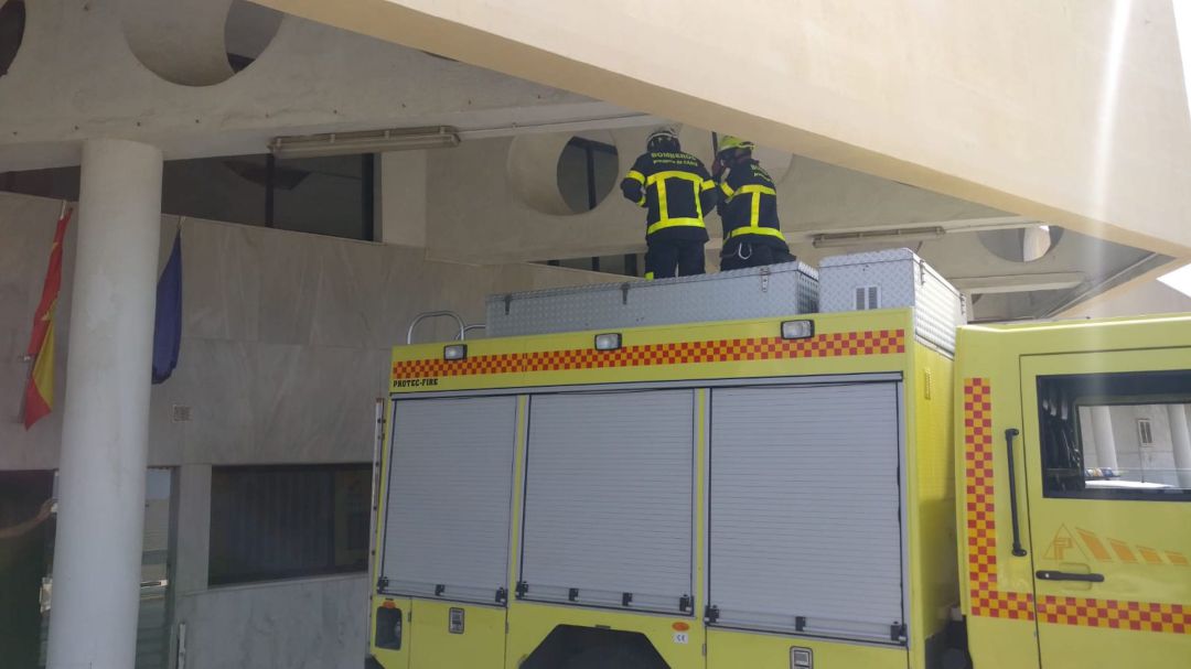 Bomberos inspeccionan el edificio Bomberos inspeccionan el edificio