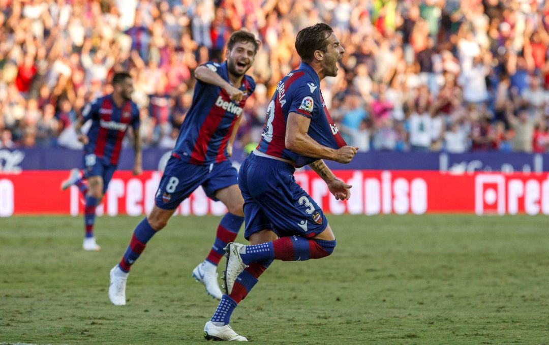 El defensa del Levante UD Toño García, celebra el gol marcado frente al Alavés durante el partido correspondiente a la séptima jornada de Liga. El defensa del Levante UD Toño García, celebra el gol marcado frente al Alavés durante el partido correspondiente a la séptima jornada de Liga.