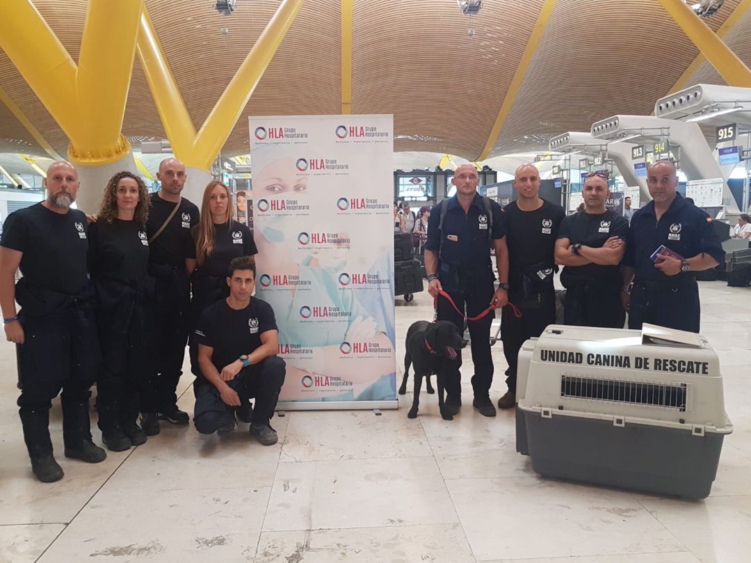 Salvador García Cejas (primero por la izquierda) y Antonio D. Mengual, acompañado de su perro de rescate Hugo, con el resto de integrantes del equipo de BSF Salvador García Cejas (primero por la izquierda) y Antonio D. Mengual, acompañado de su perro de rescate Hugo, con el resto de integrantes del equipo de BSF