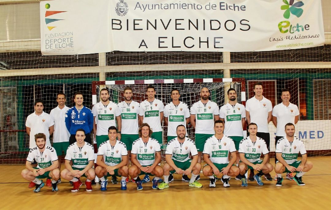 El C.BM. Elche V. Alberola posa en el Pabellón de Carrús El C.BM. Elche V. Alberola posa en el Pabellón de Carrús