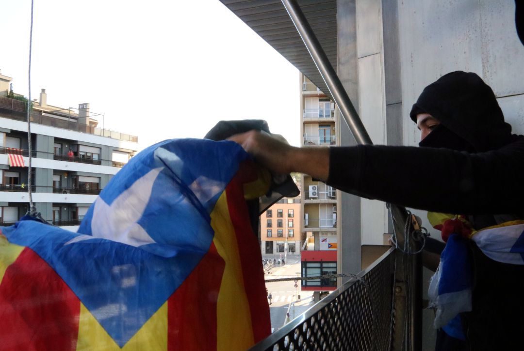Els CDR canvien la bandera espanyola per l'estelada a la seu de la Generalitat: Canvien la bandera espanyola per l'estelada a la seu de la Generalitat Els CDR canvien la bandera espanyola per l'estelada a la seu de la Generalitat: Canvien la bandera espanyola per l'estelada a la seu de la Generalitat
