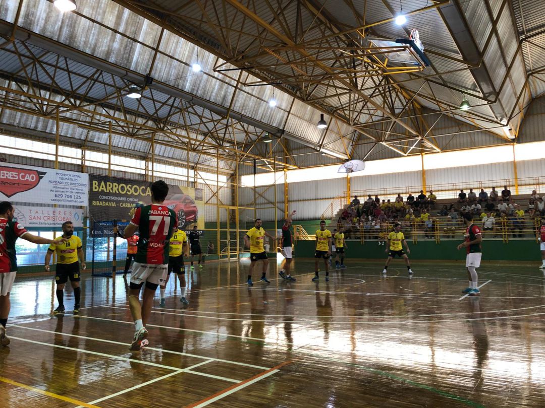 Muy digno el empate del Carnes do Ribeiro en su cancha,frente al Chapela, en la segunda jornada de la primera división nacional de balonmano. Al final 32 a 32. Muy digno el empate del Carnes do Ribeiro en su cancha,frente al Chapela, en la segunda jornada de la primera división nacional de balonmano. Al final 32 a 32.