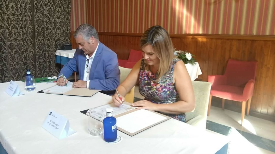 La alcaldesa y el consejero sucriben el protocolo La alcaldesa y el consejero sucriben el protocolo