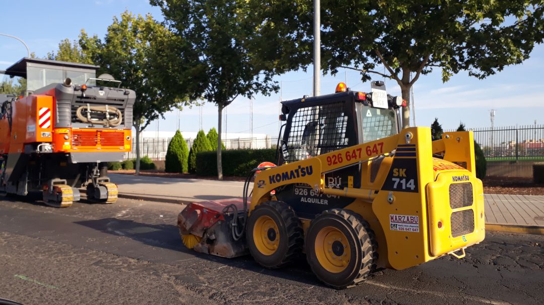 Comienza el asfaltado de la Avenida de los Reyes Católicos Comienza el asfaltado de la Avenida de los Reyes Católicos