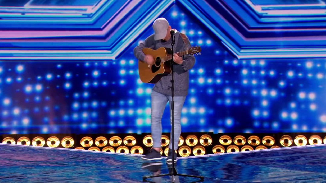 La aparatosa caída de un concursante de 'Factor X' durante su actuación