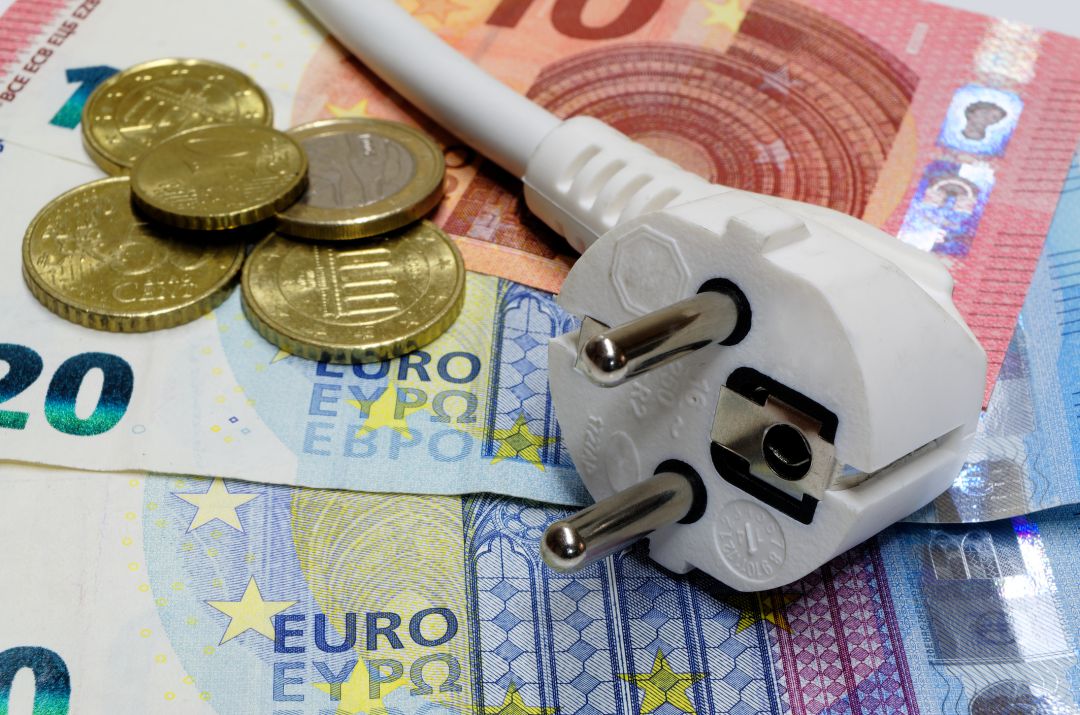 La luz ha subido siete veces más que los salarios desde que comenzó la crisis La luz ha subido siete veces más que los salarios desde que comenzó la crisis
