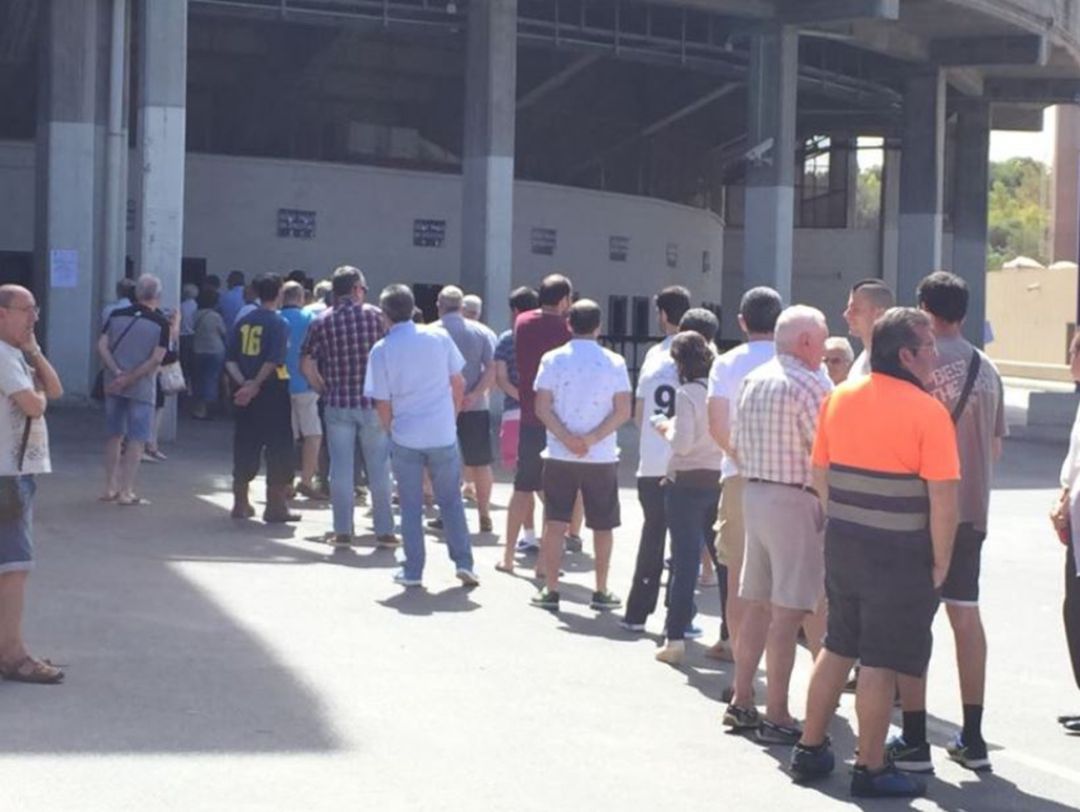 Colas en las taquillas del estadio José Rico Pérez Colas en las taquillas del estadio José Rico Pérez
