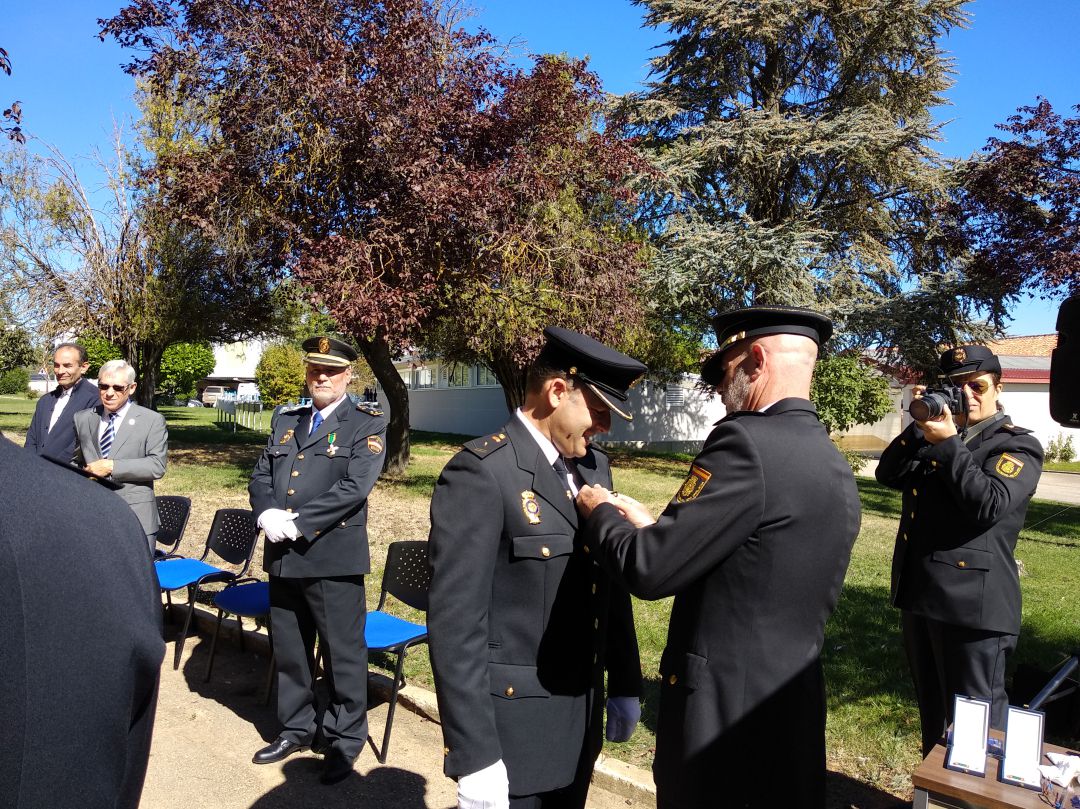 El policía Francisco Javier Grande Risueño es condecorado por el Jefe de la Comisaría de Aranda de Duero, José Joaquín Gomá El policía Francisco Javier Grande Risueño es condecorado por el Jefe de la Comisaría de Aranda de Duero, José Joaquín Gomá