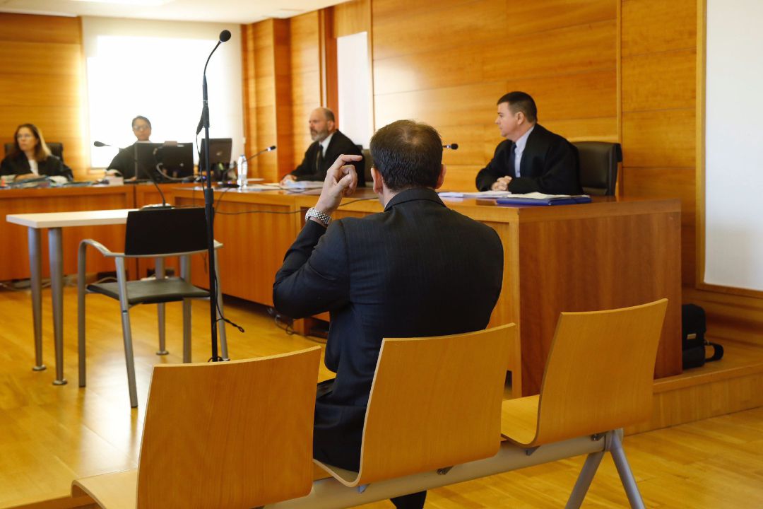La Audiencia Provincial de Castellón juzga a un hombre acusado de contactar con más de 350 niñas a través de redes sociales y mensajería a las que chantajeaba tras obtener fotos comprometidas, teniendo contacto sexual con cuatro de ellas a las que pagó por mantener las relaciones. El fiscal pide 150 años de cárcel por 36 delitos relativos a la prostitución y corrupción de menores. La Audiencia Provincial de Castellón juzga a un hombre acusado de contactar con más de 350 niñas a través de redes sociales y mensajería a las que chantajeaba tras obtener fotos comprometidas, teniendo contacto sexual con cuatro de ellas a las que pagó por mantener las relaciones. El fiscal pide 150 años de cárcel por 36 delitos relativos a la prostitución y corrupción de menores.