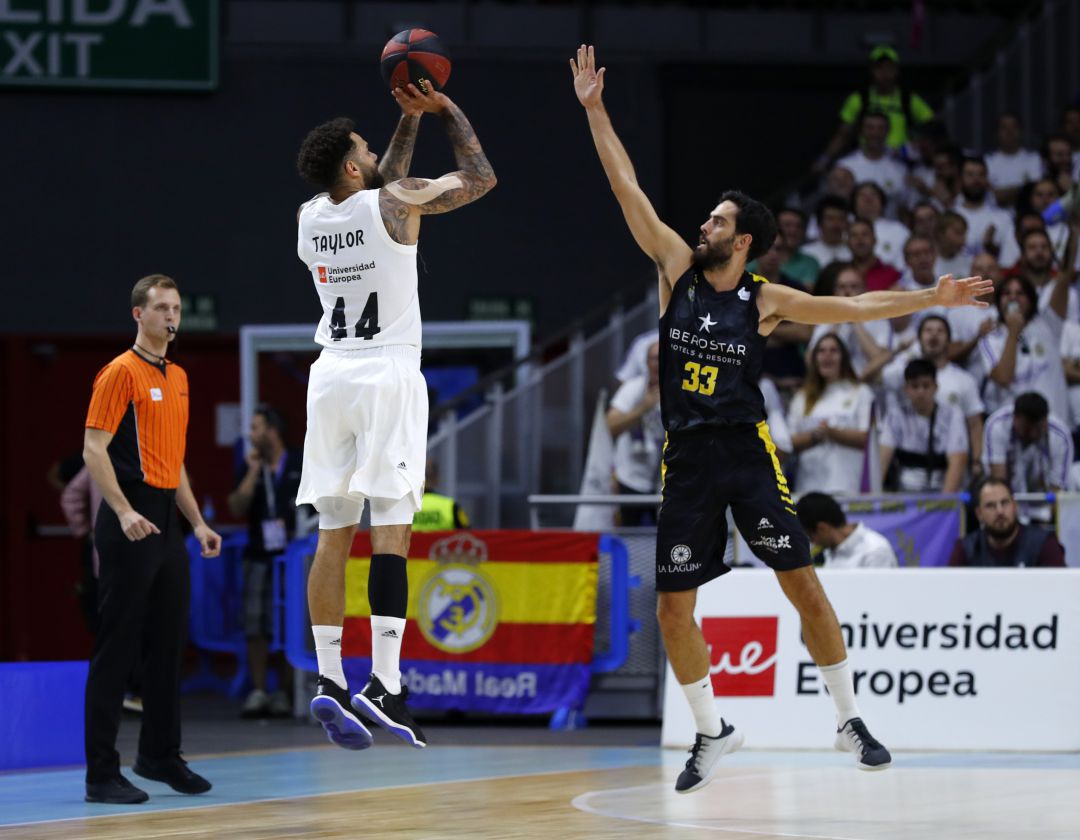 El alero defiende a Taylor en un Real Madrid - Canarias El alero defiende a Taylor en un Real Madrid - Canarias