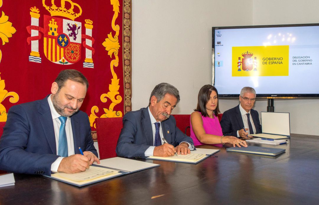 El ministro de Fomento y secretario de Organización del PSOE, José Luís Ábalos (i), junto al presidente de Cantabria, Miguel Ángel Revilla (2i), y la alcaldesa de Santander, Gema Igual (2d), durante el acto de la firma con el Ayuntamiento de Santander, Gobierno de Cantabria , ADIF y RENFE del convenio para la integración ferroviaria, hoy en Santander. El ministro de Fomento y secretario de Organización del PSOE, José Luís Ábalos (i), junto al presidente de Cantabria, Miguel Ángel Revilla (2i), y la alcaldesa de Santander, Gema Igual (2d), durante el acto de la firma con el Ayuntamiento de Santander, Gobierno de Cantabria , ADIF y RENFE del convenio para la integración ferroviaria, hoy en Santander.
