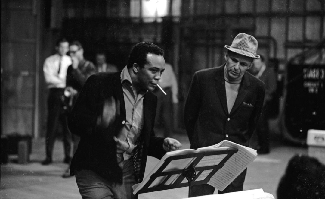 Quincy Jones y Frank Sinatra durante un ensayo en 1964 Quincy Jones y Frank Sinatra durante un ensayo en 1964