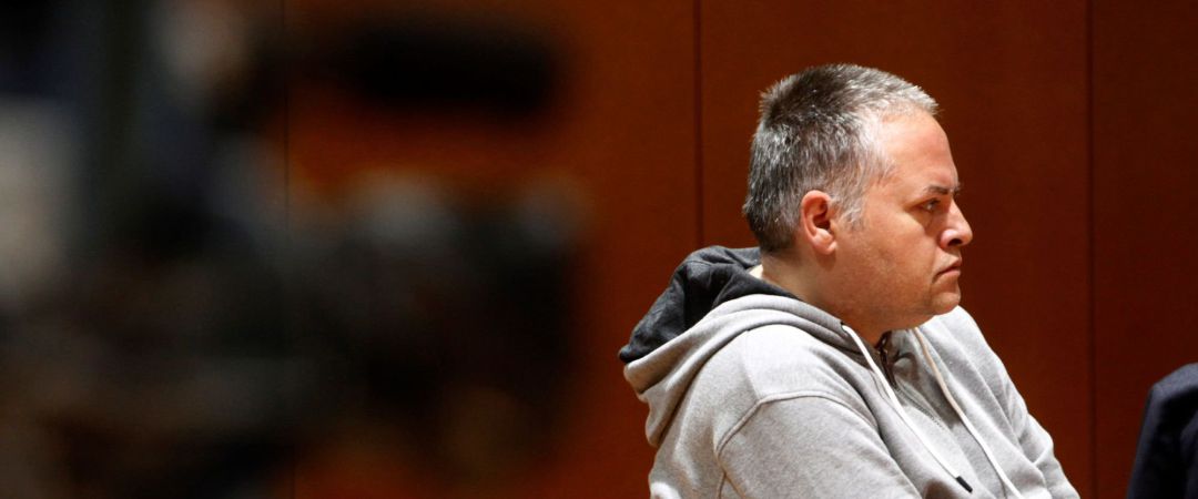 El acusado de haber matado a su hijo en la localidad coruñesa de Oza-Cesuras con una pala metálica en mayo de 2017, durante el juicio celebrado en la Audiencia Provincial de A Coruña El acusado de haber matado a su hijo en la localidad coruñesa de Oza-Cesuras con una pala metálica en mayo de 2017, durante el juicio celebrado en la Audiencia Provincial de A Coruña