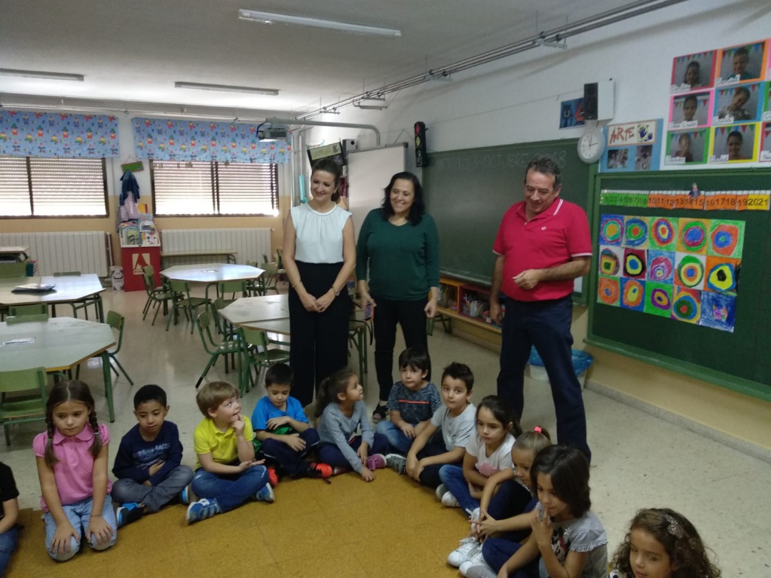 la delegada visitando a varios escolares en Beas de Segura la delegada visitando a varios escolares en Beas de Segura