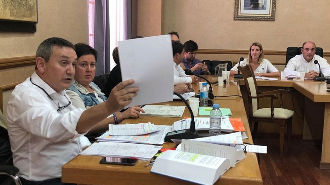 Un concejal de Cs en Alcañiz: Nunca me ha excitado más mi mujer que con la faldita gris de Las Anas