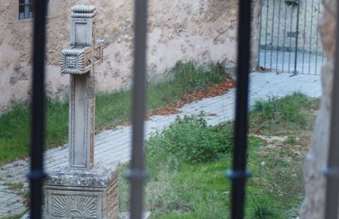 La Cruz de los Descalzos, escenario de la leyenda más famosa de Cuenca. La Cruz de los Descalzos, escenario de la leyenda más famosa de Cuenca.