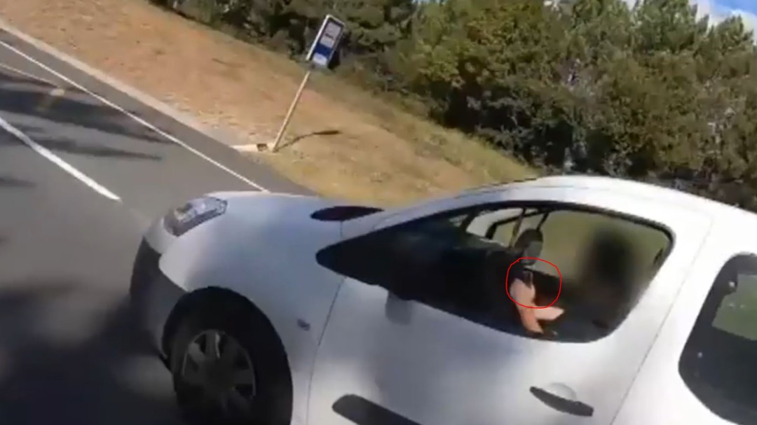 Un ciclista graba otra imprudencia de un vehículo en carretera