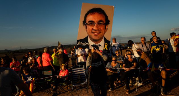 Manifestante con una pancarta con la cara de Josep Rull Manifestante con una pancarta con la cara de Josep Rull