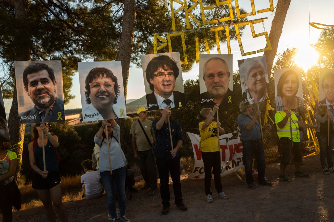 Manifestantes con pancartas con caras de políticos fugados y encarcelados Manifestantes con pancartas con caras de políticos fugados y encarcelados