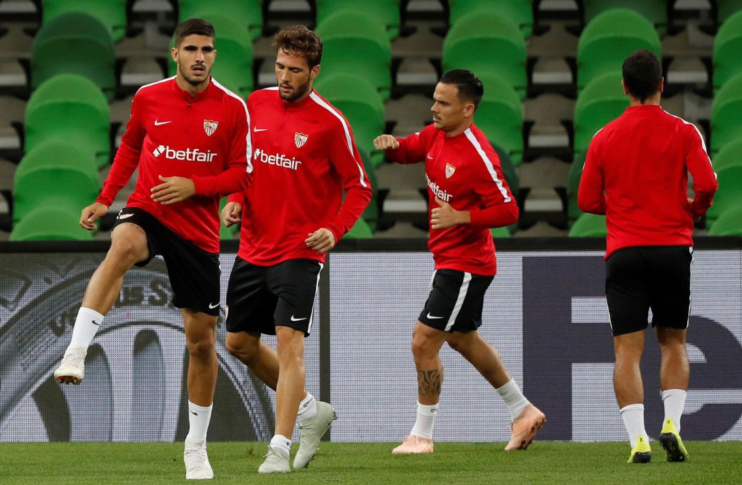 Los sevillistas, en el último entrenamiento previo al partido Los sevillistas, en el último entrenamiento previo al partido